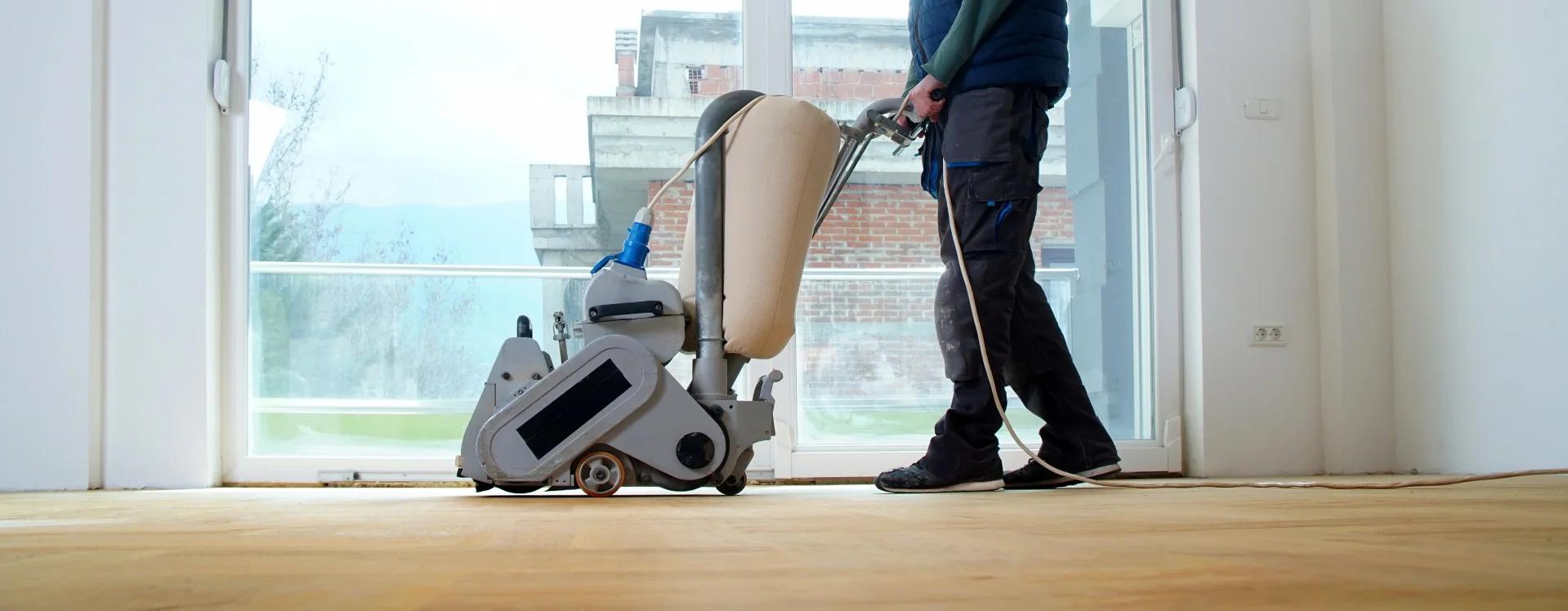 Een parketteur met een vloermachine in Alkmaar.